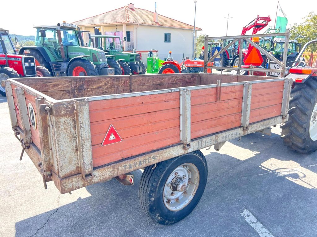 Reboque Tavares PB 3125 basculante cheio
