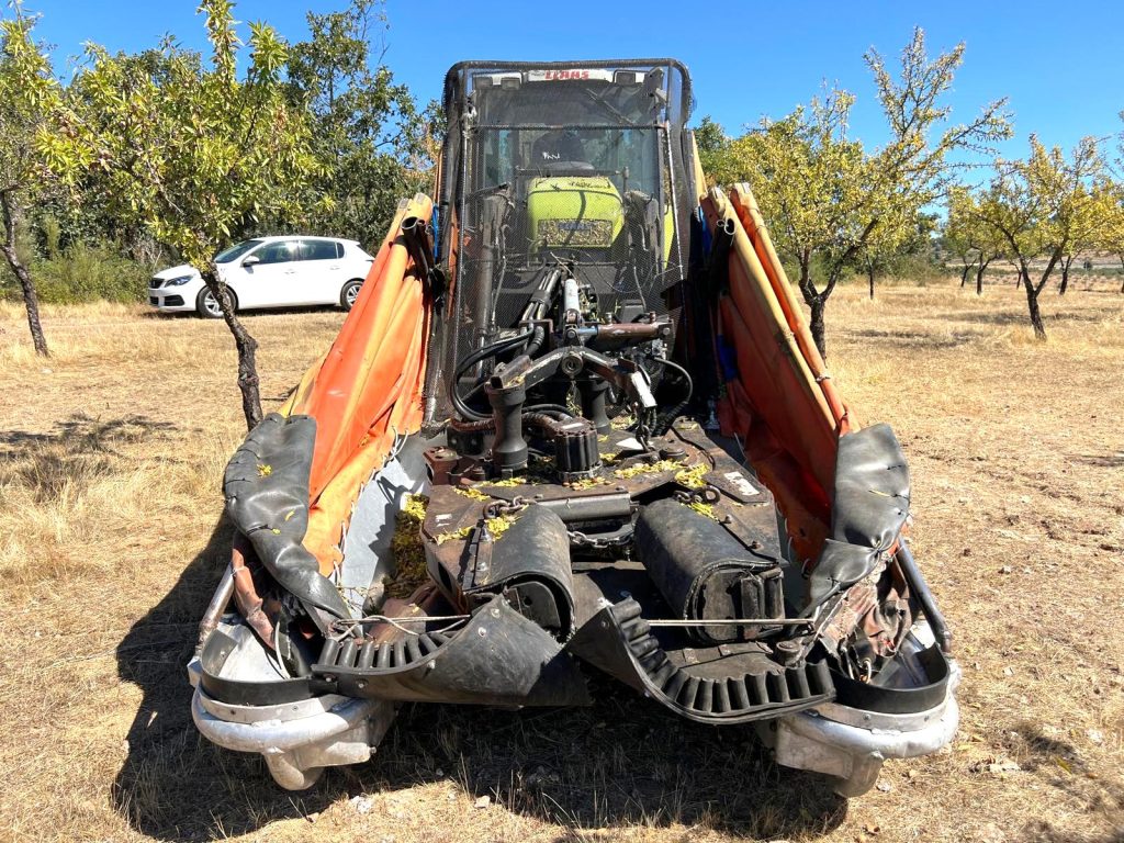 Claas Ares 566 RZ C/ Vibrador Agromelca Z20 cheio