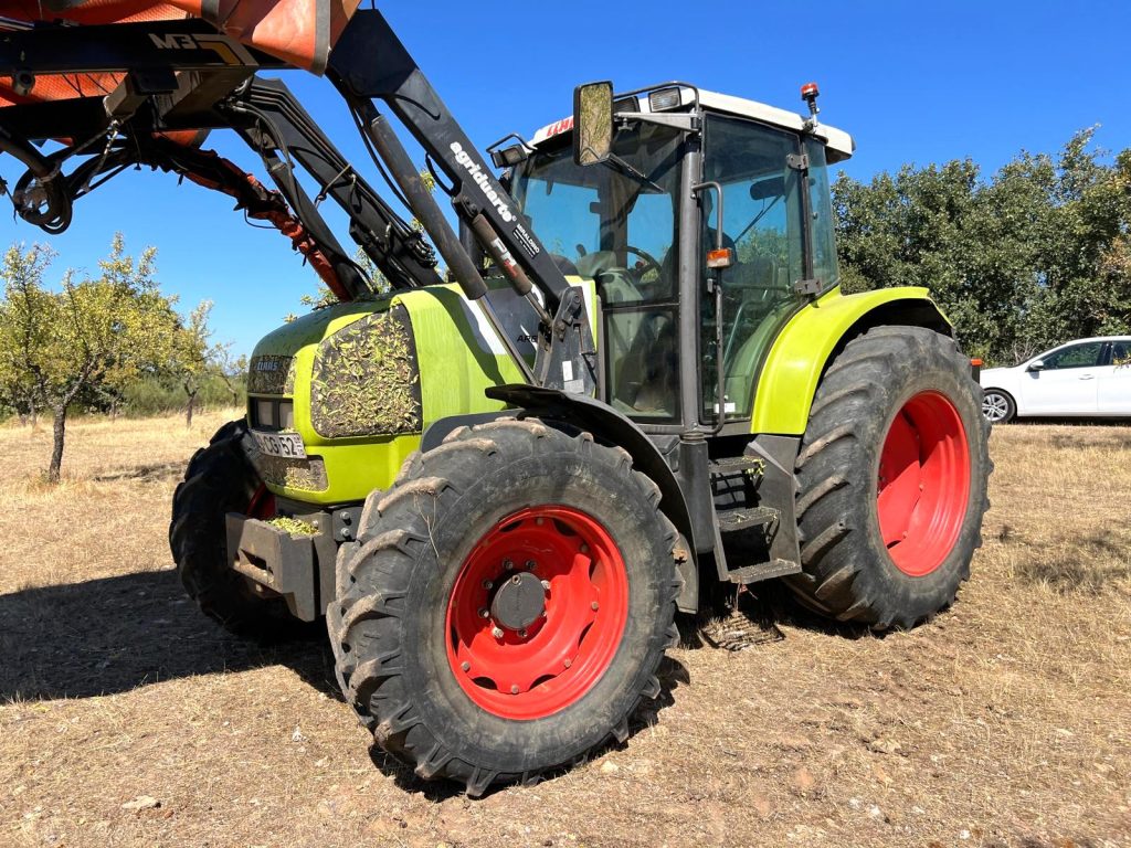 Claas Ares 566 RZ C/ Vibrador Agromelca Z20 cheio