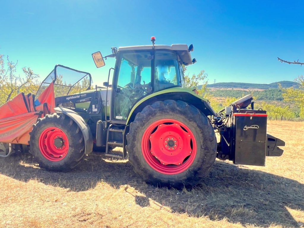 Claas Ares 566 RZ C/ Vibrador Agromelca Z20 cheio