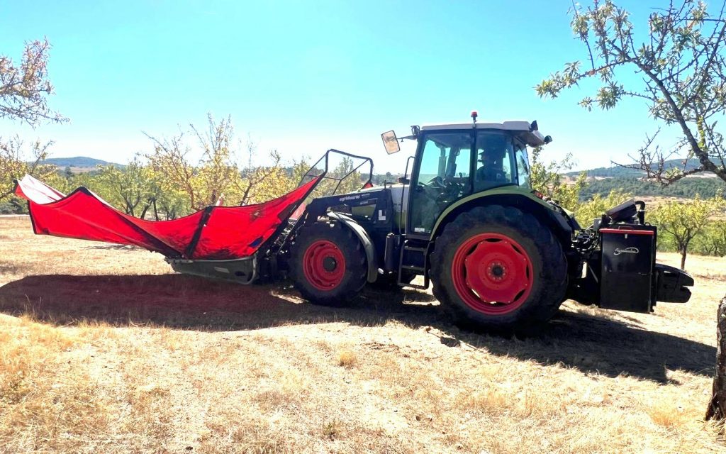 Claas Ares 566 RZ C/ Vibrador Agromelca Z20 cheio