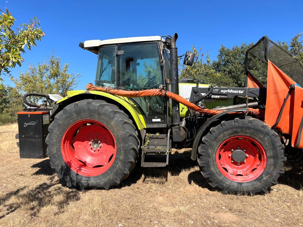 Claas Ares 566 RZ C/ Vibrador Agromelca Z20 cheio