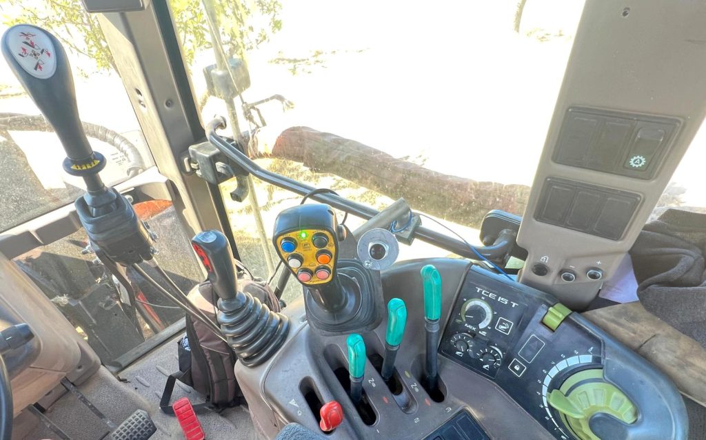 Claas Ares 566 RZ C/ Vibrador Agromelca Z20 cheio