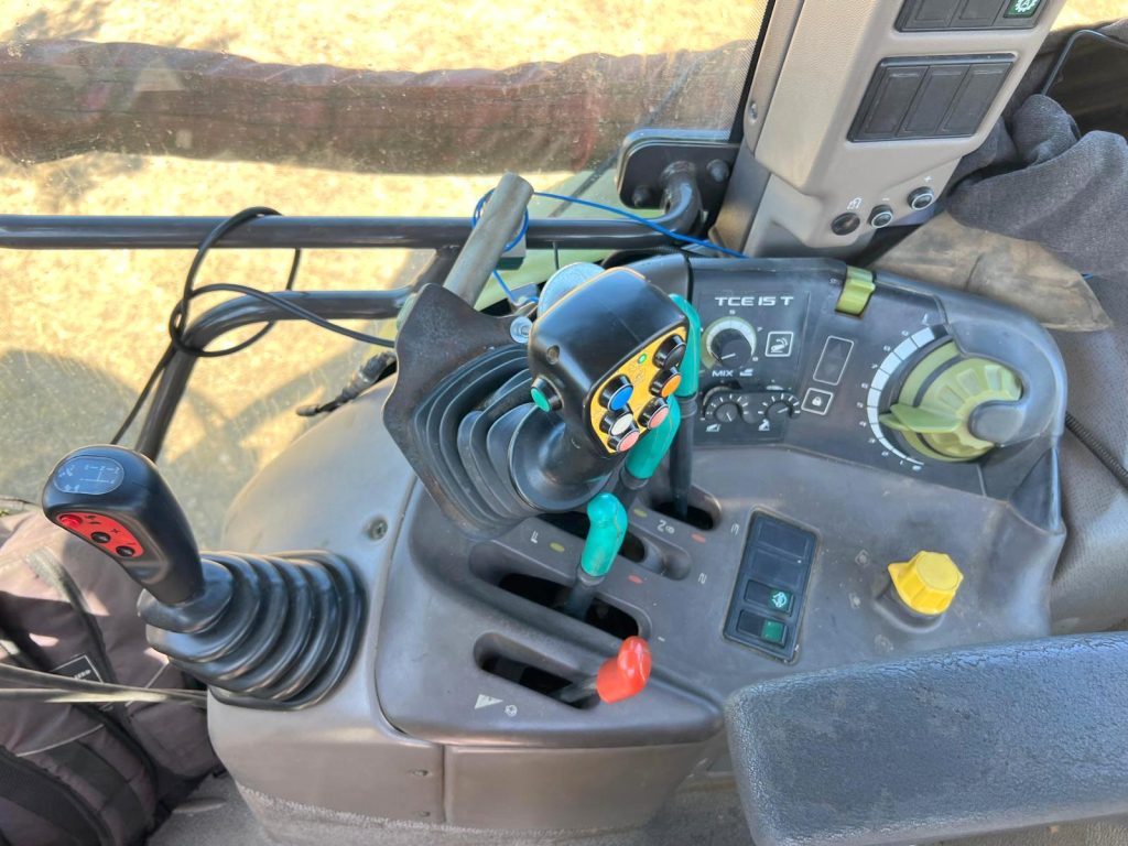 Claas Ares 566 RZ C/ Vibrador Agromelca Z20 cheio